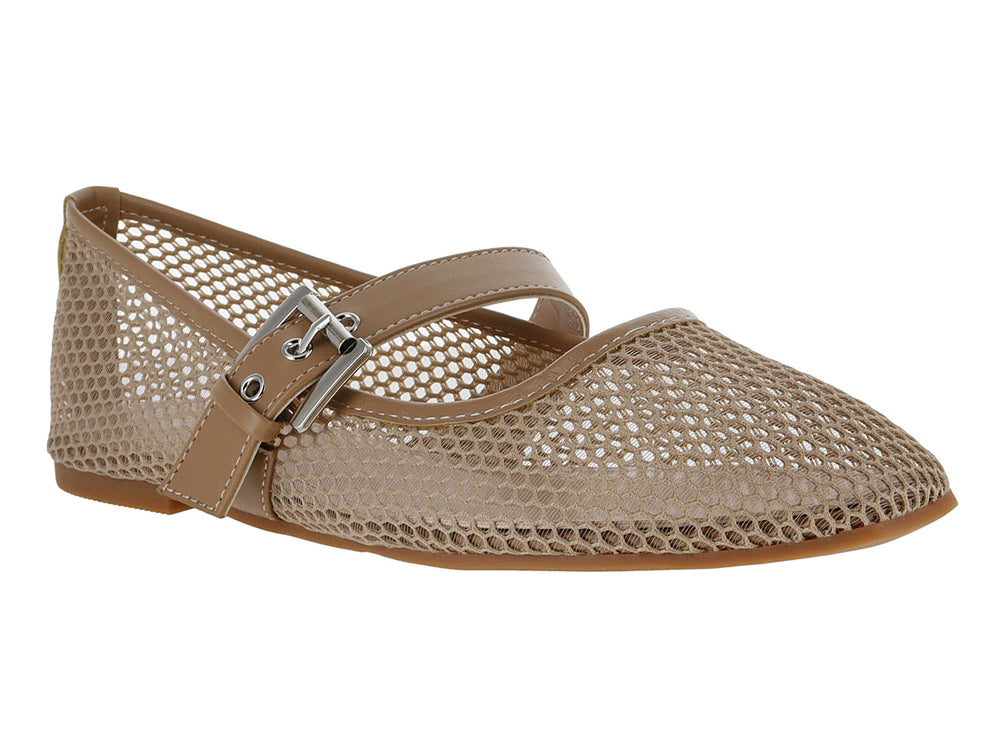 Zapato plano color beige para mujer con diseño de tejido perforado y correa con hebilla plateada.