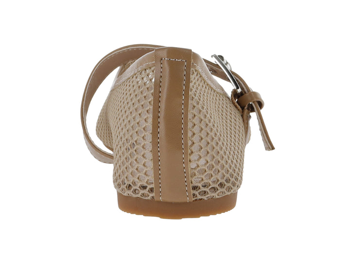 Zapato plano color beige para mujer con diseño de tejido perforado y correa con hebilla plateada.