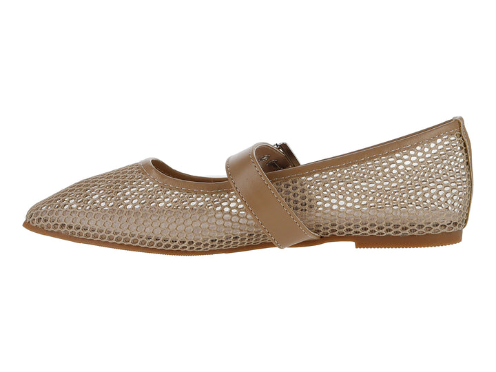 Zapato plano color beige para mujer con diseño de tejido perforado y correa con hebilla plateada.