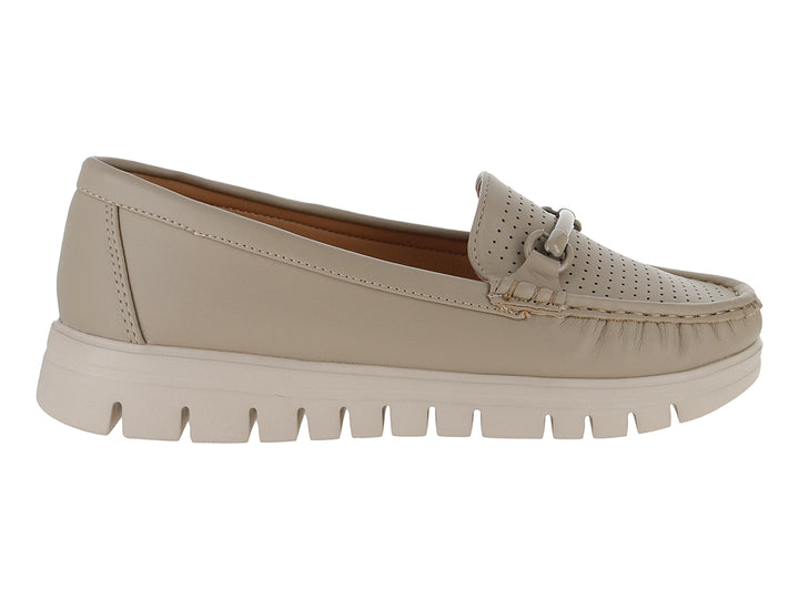 Zapato tipo mocasín color beige para mujer con suela track gruesa y detalle perforado en la parte superior.