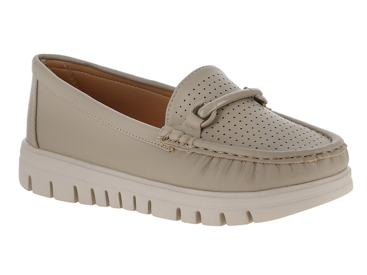 Zapato tipo mocasín color beige para mujer con suela track gruesa y detalle perforado en la parte superior.
