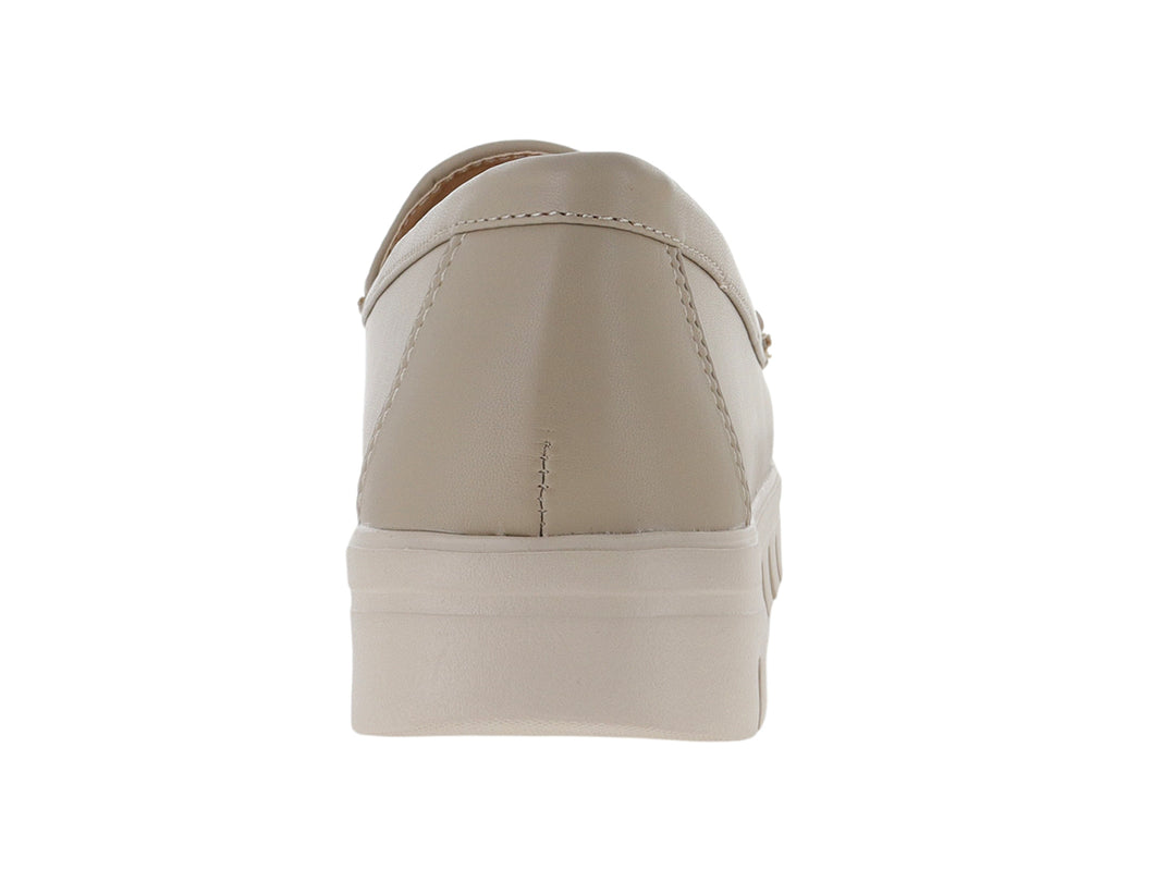 Zapato tipo mocasín color beige para mujer con suela track gruesa y detalle perforado en la parte superior.