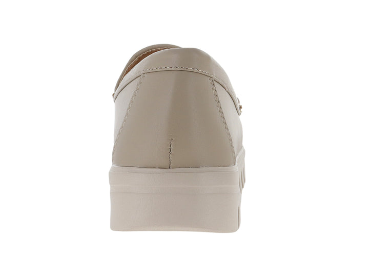Zapato tipo mocasín color beige para mujer con suela track gruesa y detalle perforado en la parte superior.