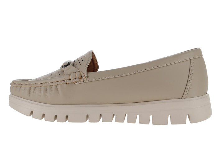 Zapato tipo mocasín color beige para mujer con suela track gruesa y detalle perforado en la parte superior.