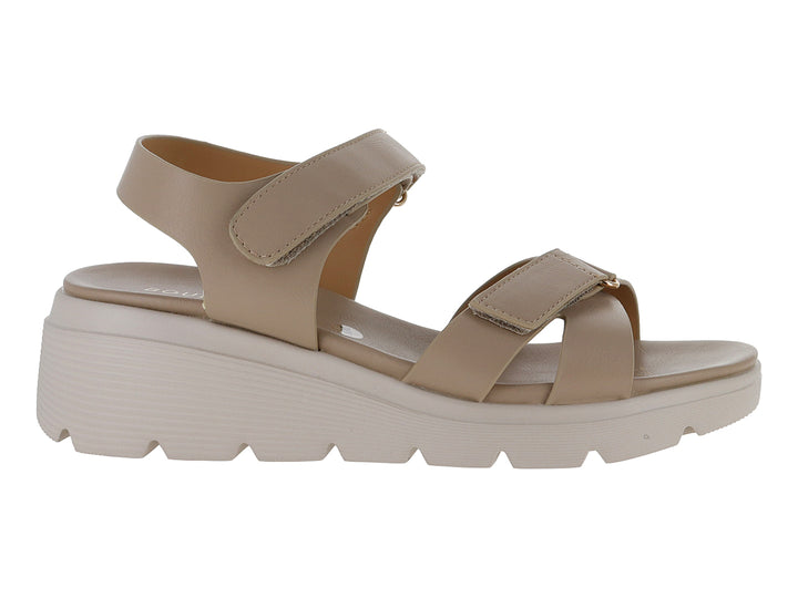 Sandalia de plataforma color taupe con correas ajustables de velcro y suela blanca dentada para mujer.