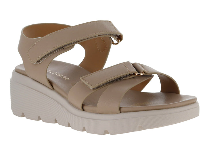 Sandalia de plataforma color taupe con correas ajustables de velcro y suela blanca dentada para mujer.