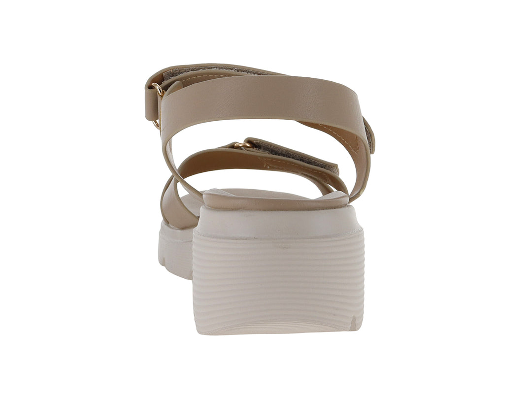 Sandalia de plataforma color taupe con correas ajustables de velcro y suela blanca dentada para mujer.