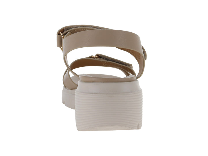Sandalia de plataforma color taupe con correas ajustables de velcro y suela blanca dentada para mujer.