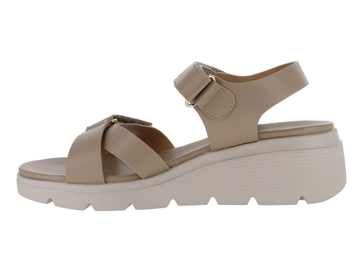 Sandalia de plataforma color taupe con correas ajustables de velcro y suela blanca dentada para mujer.