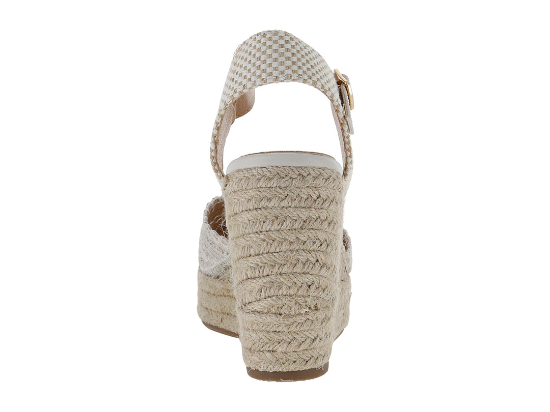 Sandalia blanca para mujer con plataforma de cuña en yute, detalles de encaje frontal y correa al tobillo.