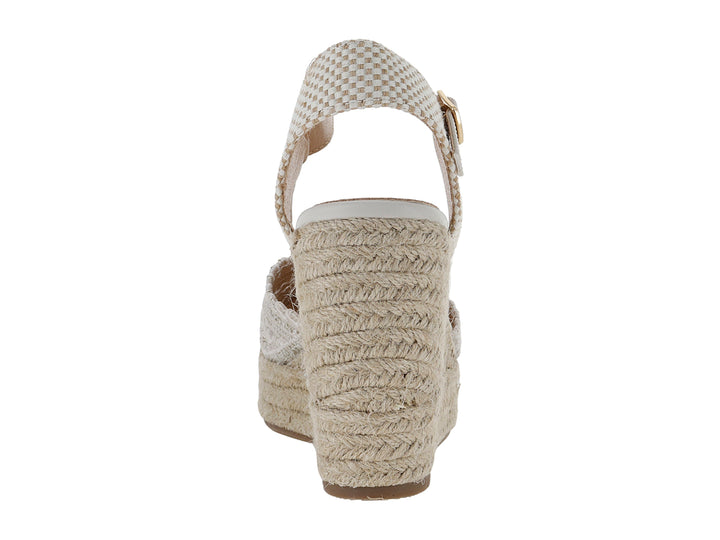 Sandalia blanca para mujer con plataforma de cuña en yute, detalles de encaje frontal y correa al tobillo.