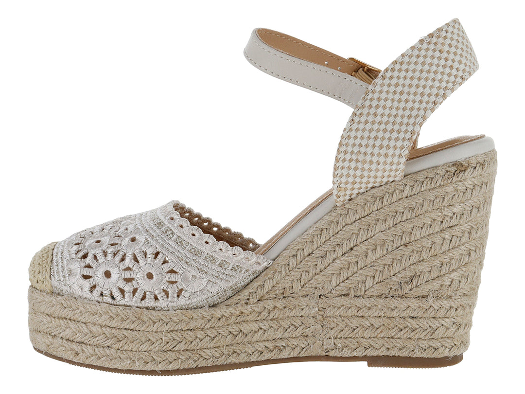 Sandalia blanca para mujer con plataforma de cuña en yute, detalles de encaje frontal y correa al tobillo.