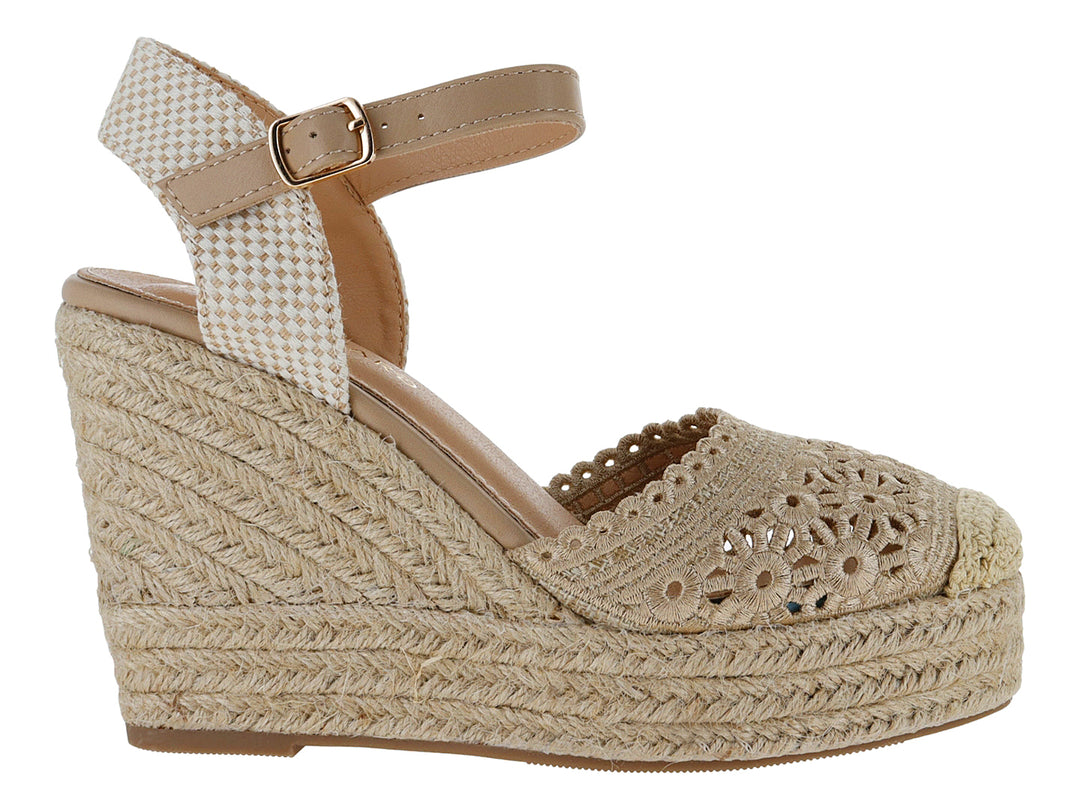 Sandalia de cuña color beige con plataforma de cuerda tejida y detalles bordados en la parte superior.
