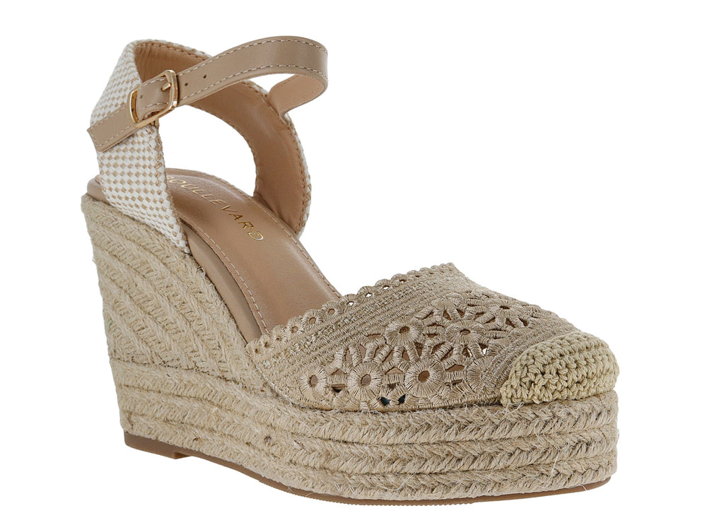 Sandalia de cuña color beige con plataforma de cuerda tejida y detalles bordados en la parte superior.