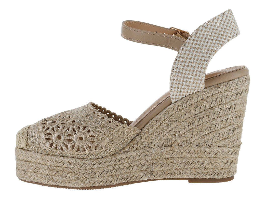 Sandalia de cuña color beige con plataforma de cuerda tejida y detalles bordados en la parte superior.