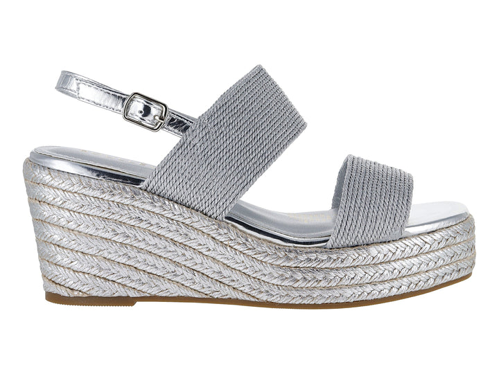Sandalia de plataforma cuña color plata con tiras tejidas y correa ajustable al tobillo.