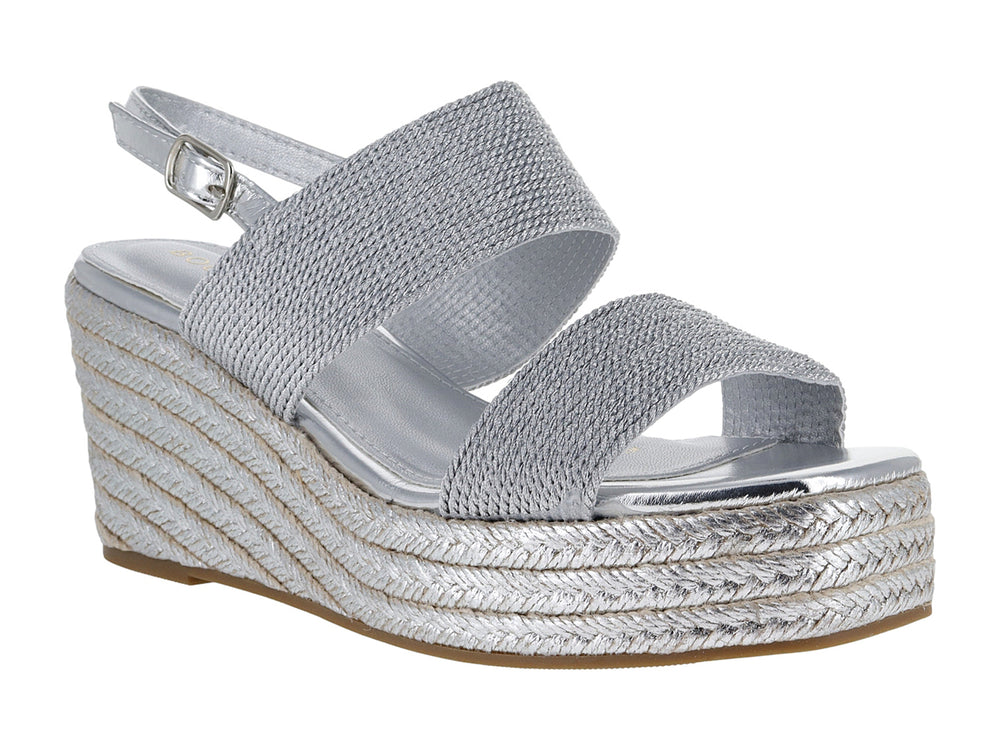 Sandalia de plataforma cuña color plata con tiras tejidas y correa ajustable al tobillo.