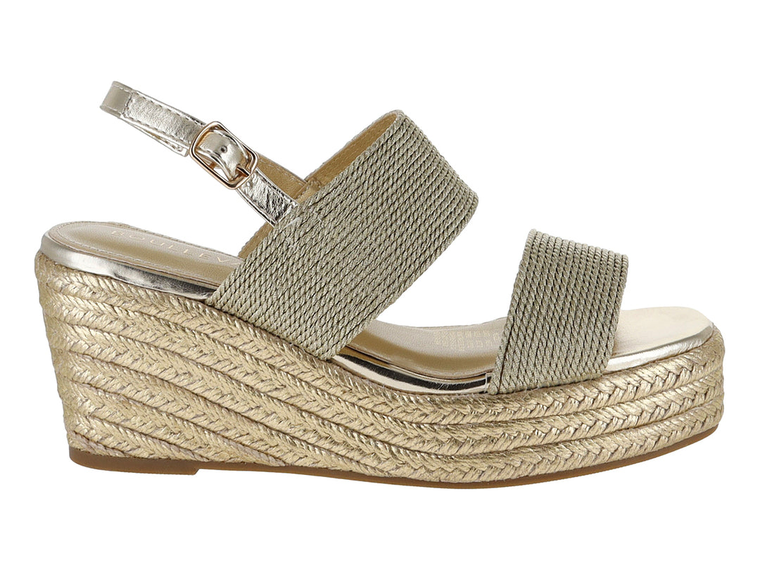 Sandalia de plataforma color dorado con tiras tejidas y suela de cuña trenzada.