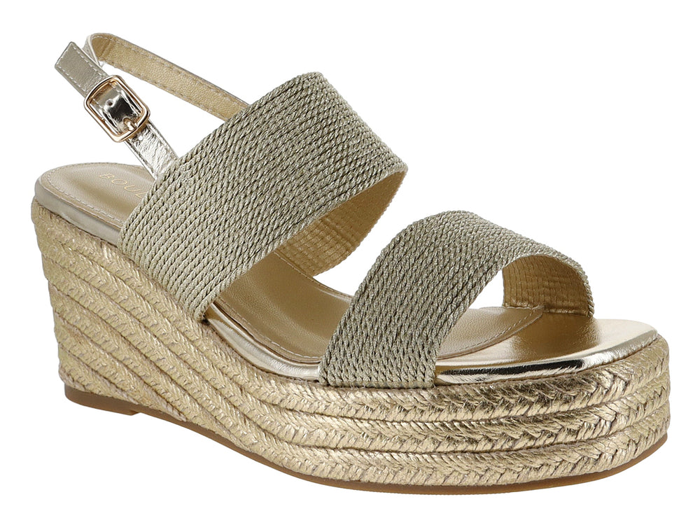 Sandalia de plataforma color dorado con tiras tejidas y suela de cuña trenzada.