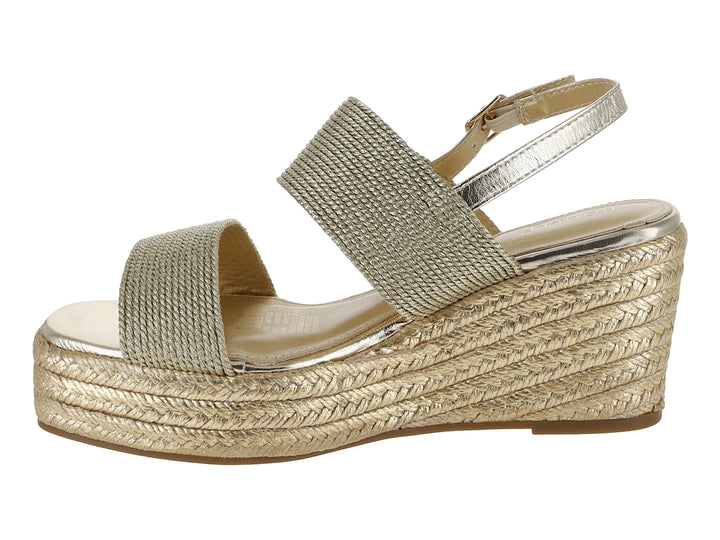 Sandalia de plataforma color dorado con tiras tejidas y suela de cuña trenzada.
