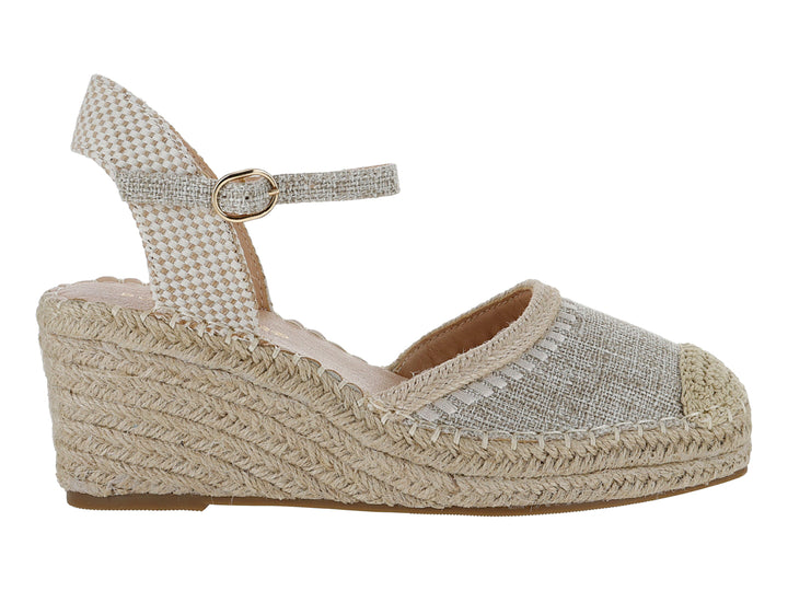 Sandalia de cuña color beige con punta cerrada, correa al tobillo y suela de fibras naturales tejidas.
