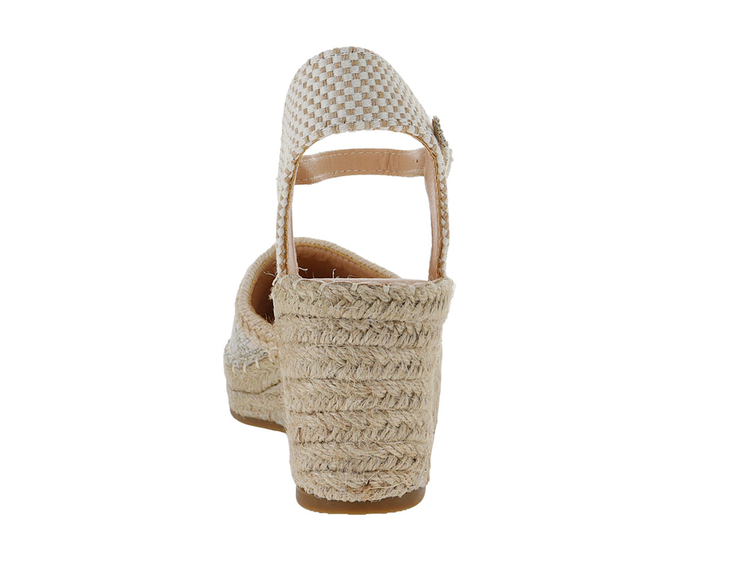 Sandalia de cuña color beige con punta cerrada, correa al tobillo y suela de fibras naturales tejidas.