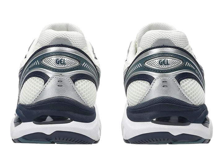 Tenis deportivos ASICS GT-2160 en color crema con detalles en azul marino y blanco.