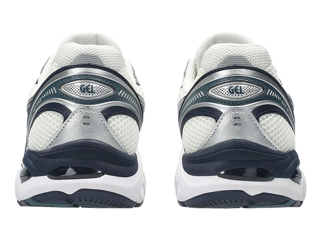 Tenis deportivos ASICS GT-2160 color crema con detalles en azul marino y plata.