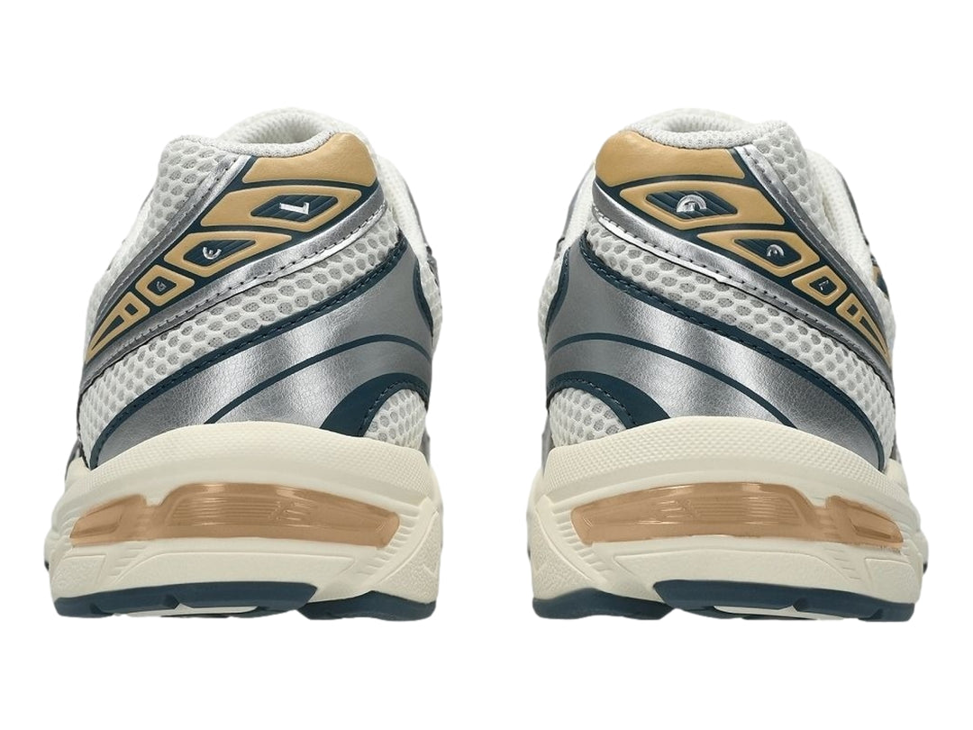 Tenis ASICS GEL-1130 color crema y plata con detalles en marrón oscuro, vista lateral.