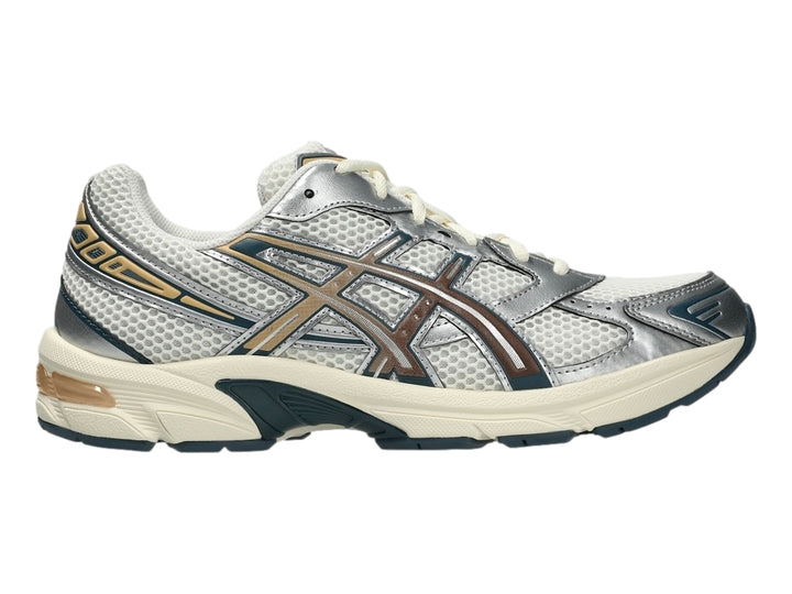 Tenis deportivos ASICS GEL-1130 color crema y plata con detalles en caoba y suela blanca.