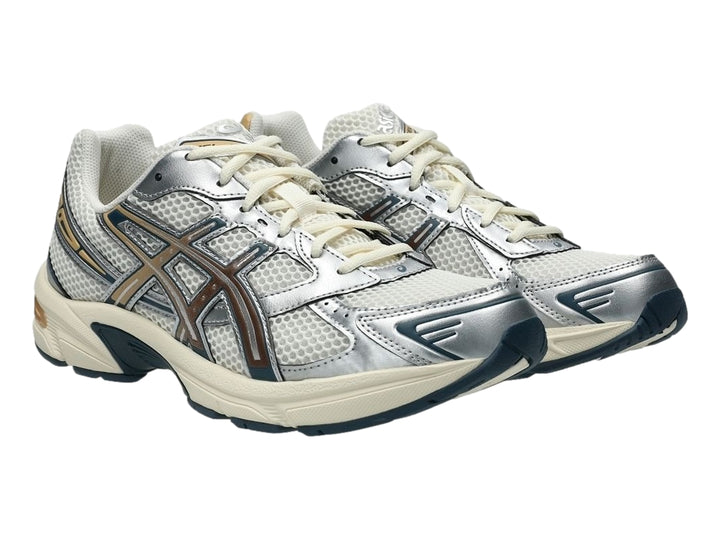 Tenis deportivos ASICS GEL-1130 color crema y plata con detalles en caoba y suela blanca.