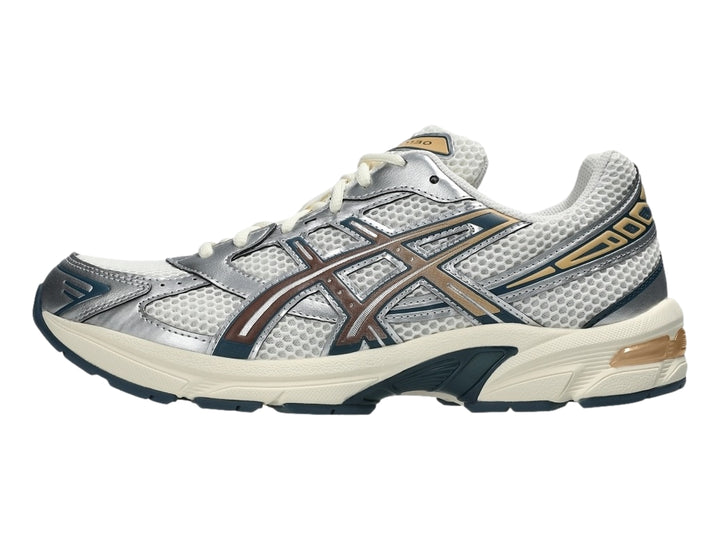 Tenis deportivos ASICS GEL-1130 color crema y plata con detalles en caoba y suela blanca.