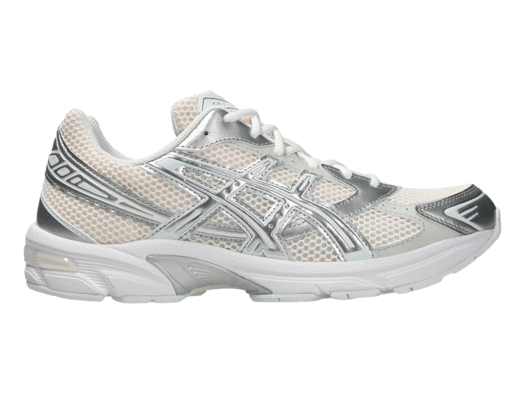 Tenis ASICS Gel-1130 en color blush y plata con detalles en malla blanca y suela blanca.