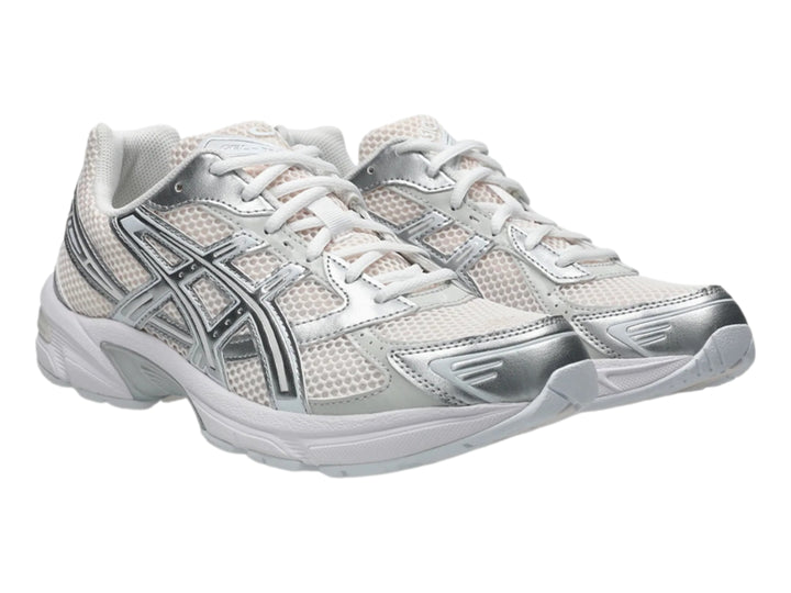 Tenis ASICS Gel-1130 en color blush y plata con detalles en malla blanca y suela blanca.