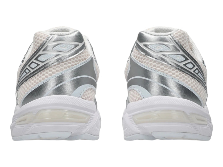 Tenis ASICS Gel-1130 en color blush y plata con detalles en malla blanca y suela blanca.
