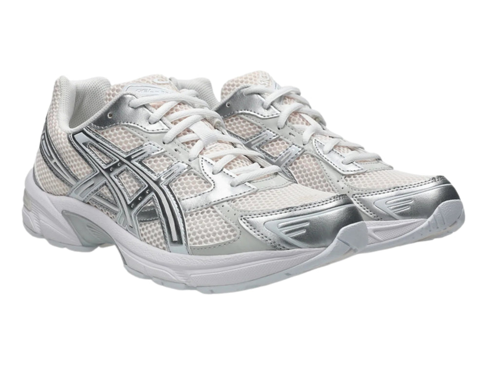 Tenis deportivos ASICS Gel-1130 en colores blush y plateado con suela blanca.