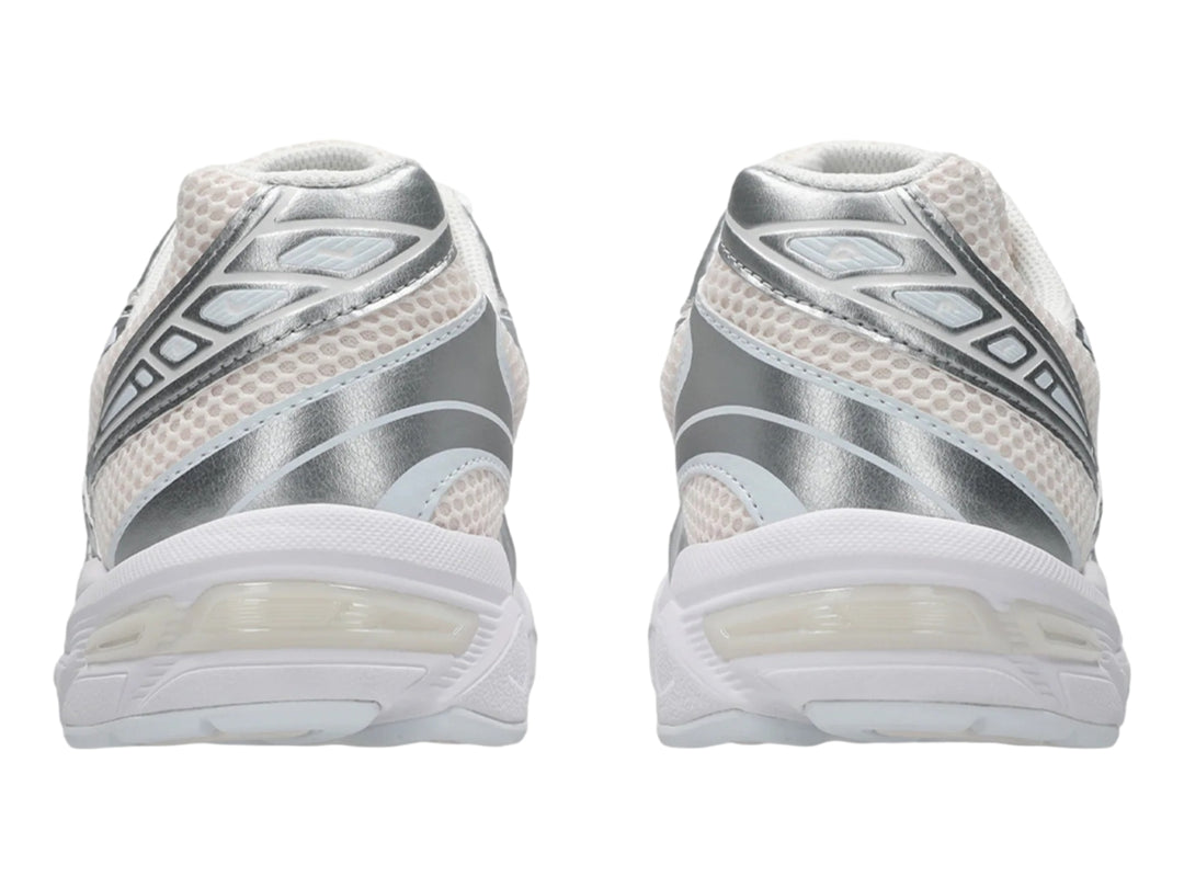 Tenis deportivos ASICS Gel-1130 en colores blush y plateado con suela blanca.