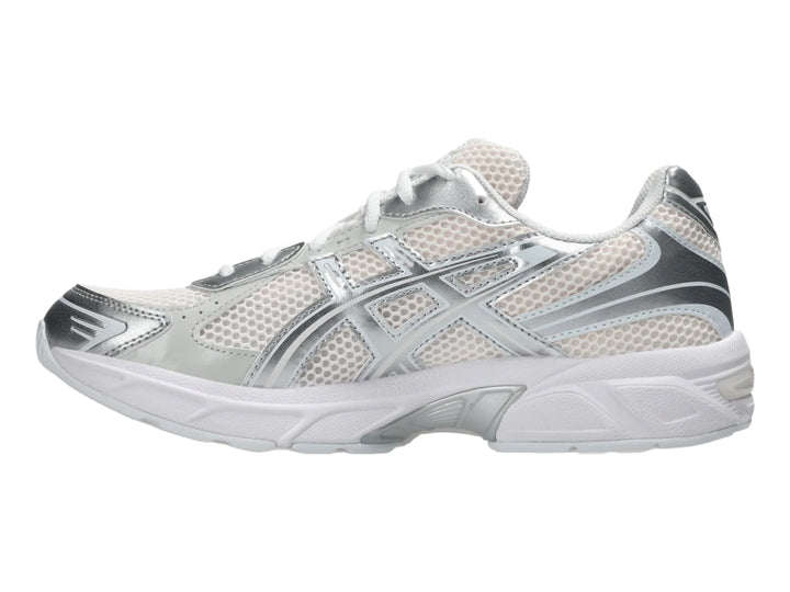 Tenis deportivos ASICS Gel-1130 en colores blush y plateado con suela blanca.