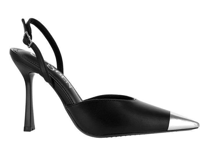 Zapato de tacón alto color negro con punta metálica plateada y correa al tobillo.