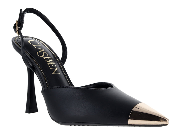 Zapato de tacón alto color negro con punta metálica plateada y correa al tobillo.