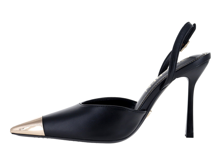 Zapato de tacón alto color negro con punta metálica plateada y correa al tobillo.