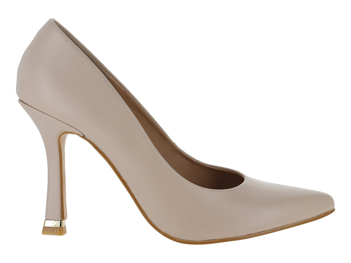 Zapato stiletto color maquillaje con tacón alto y detalle dorado en la base.