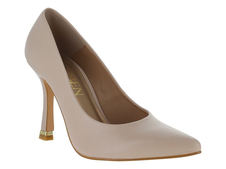 Zapato stiletto color maquillaje con tacón alto y detalle dorado en la base.