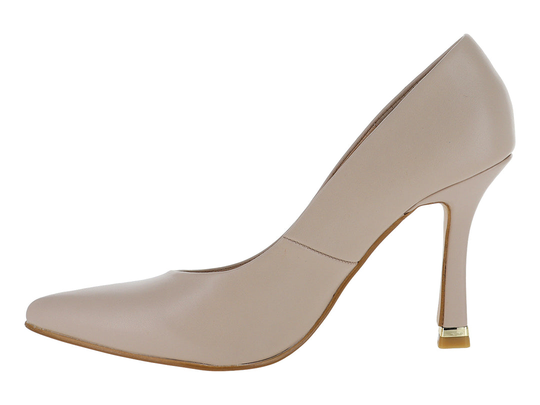 Zapato stiletto color maquillaje con tacón alto y detalle dorado en la base.