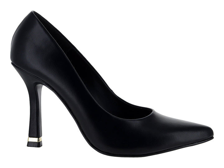 Zapato stiletto color negro con detalle dorado en la base del tacón.