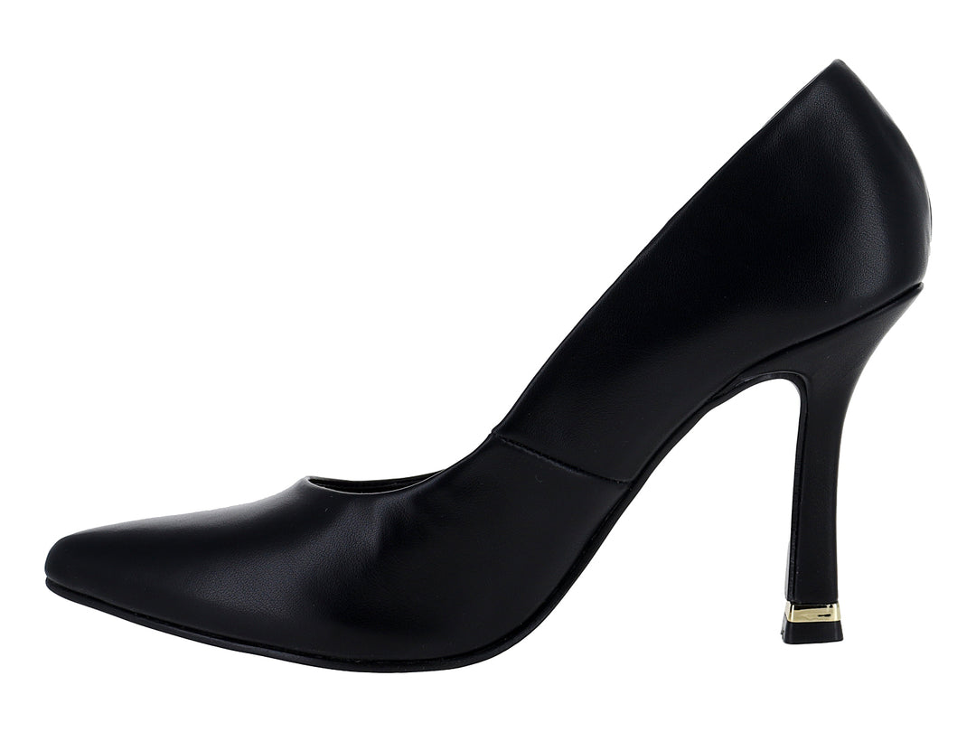 Zapato stiletto color negro con detalle dorado en la base del tacón.
