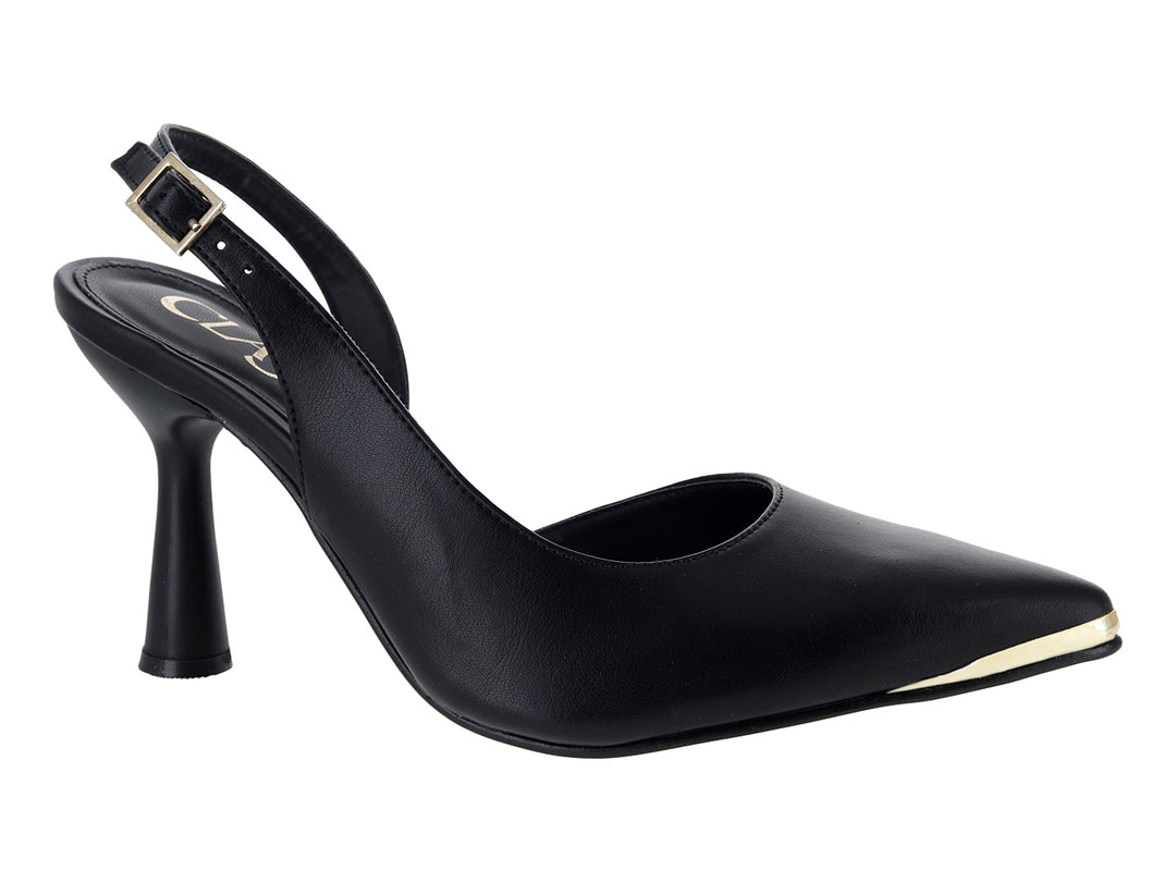 Zapato de tacón negro con detalle dorado en la punta y hebilla dorada.