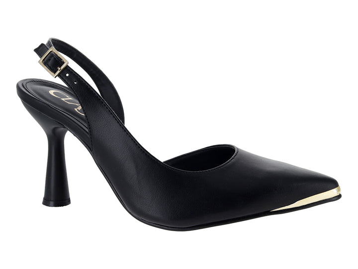 Zapato de tacón negro con detalle dorado en la punta y hebilla dorada.
