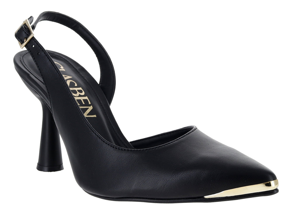 Zapato de tacón negro con detalle dorado en la punta y hebilla dorada.
