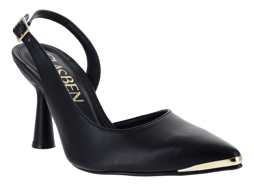 Zapato de tacón negro con detalle dorado en la punta y hebilla dorada.